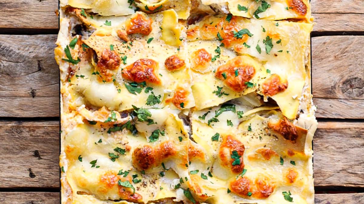 Lasagnes courge et champignons dans un plat à gratin