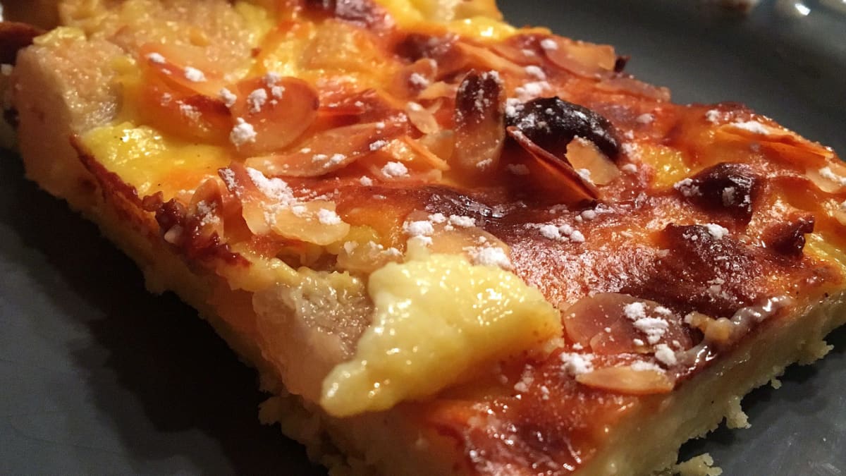Gros plan sur une tarte aux poires et crème pâtissière