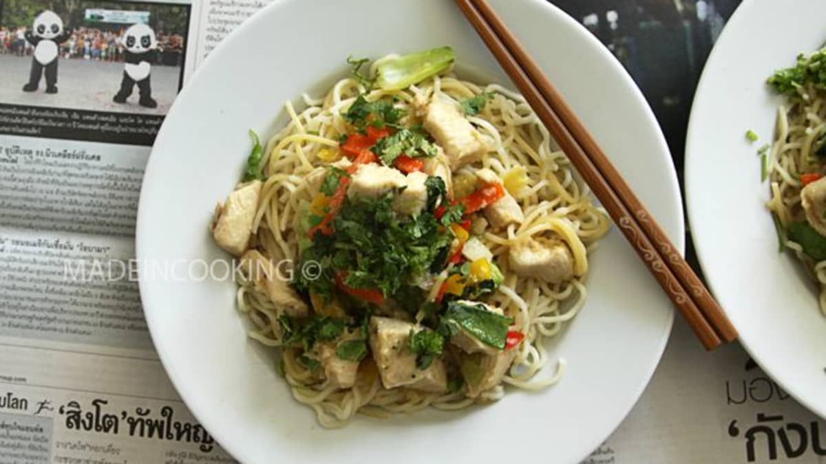 Assiette composée de poulet sauté au miel