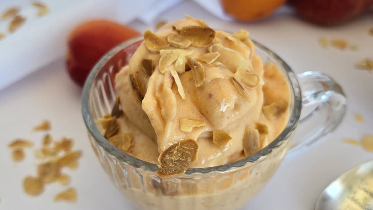Coupe de glace pêche abricot et amandes effilées 