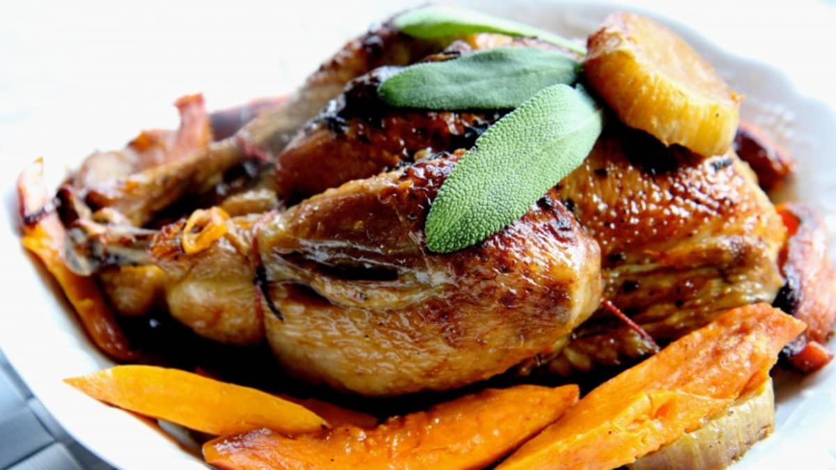 Gros plat sur une assiette de poulet rôti à la sauge et aux patates douces