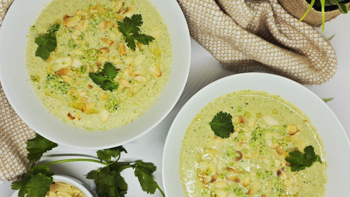 Assiette de crème de brocoli aux amandes