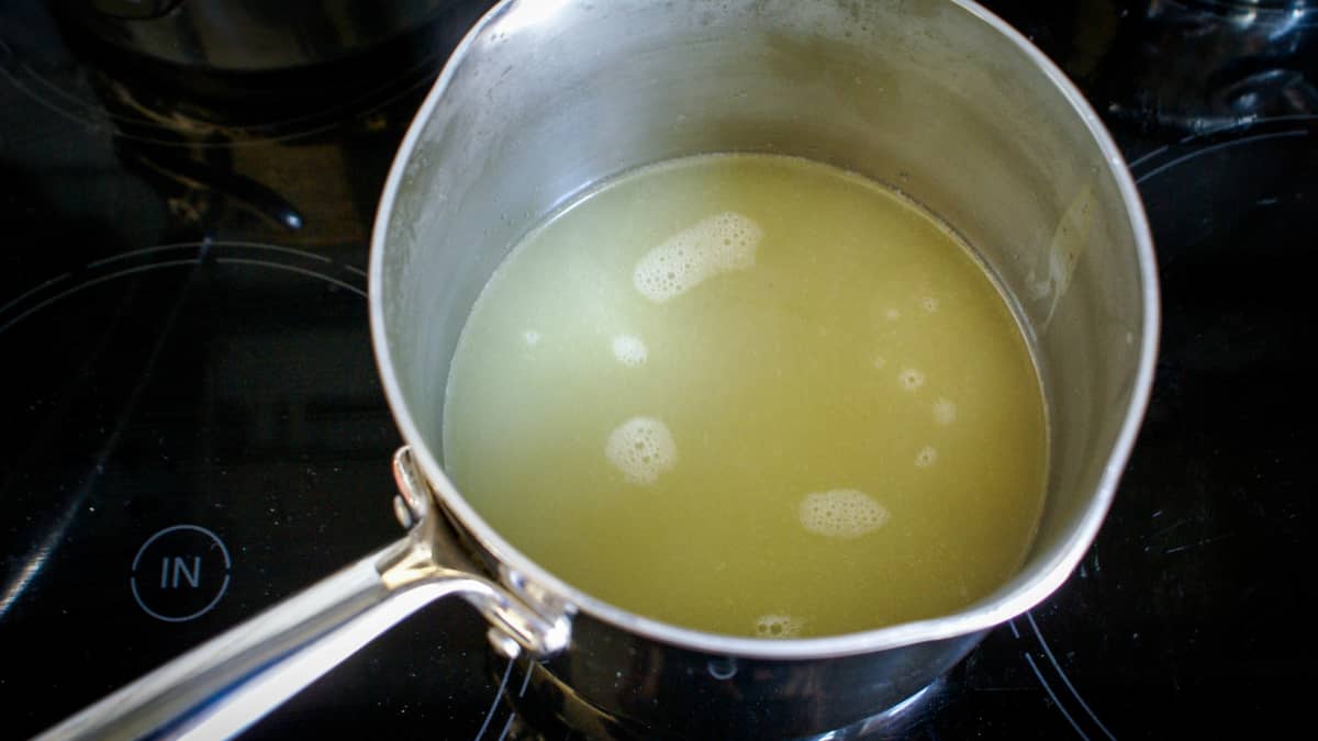 Fumet de poisson dans une casserole