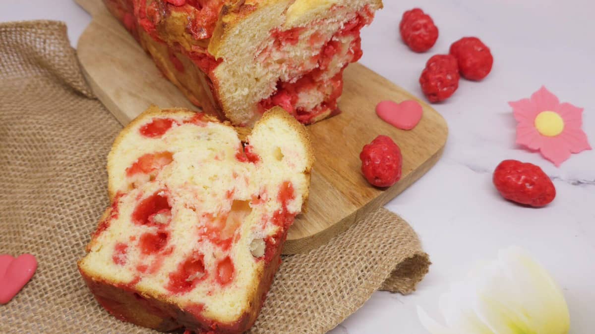 Parts de brioche aux pralines roses posée sur une table avec de la décoration