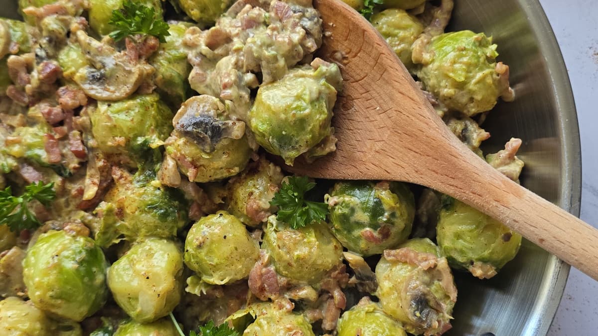 Poêlée de choux de Bruxelles gourmande et cuillère en bois