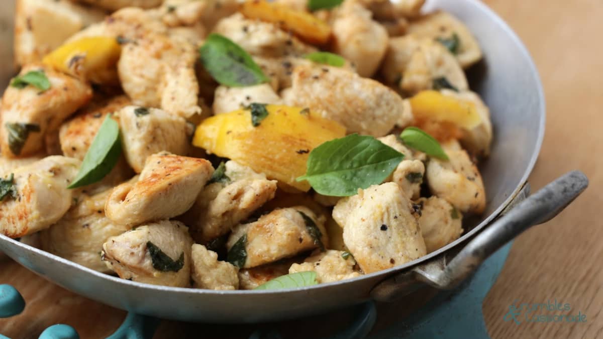 Poulet au citron et au basilic dans un plat de service