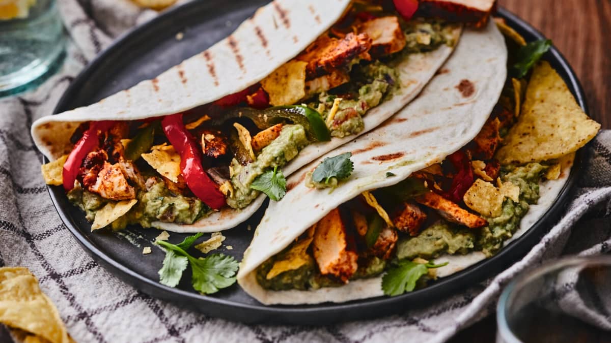 Assiett de quesadillas de poulet tex-mex et creamy guacamole