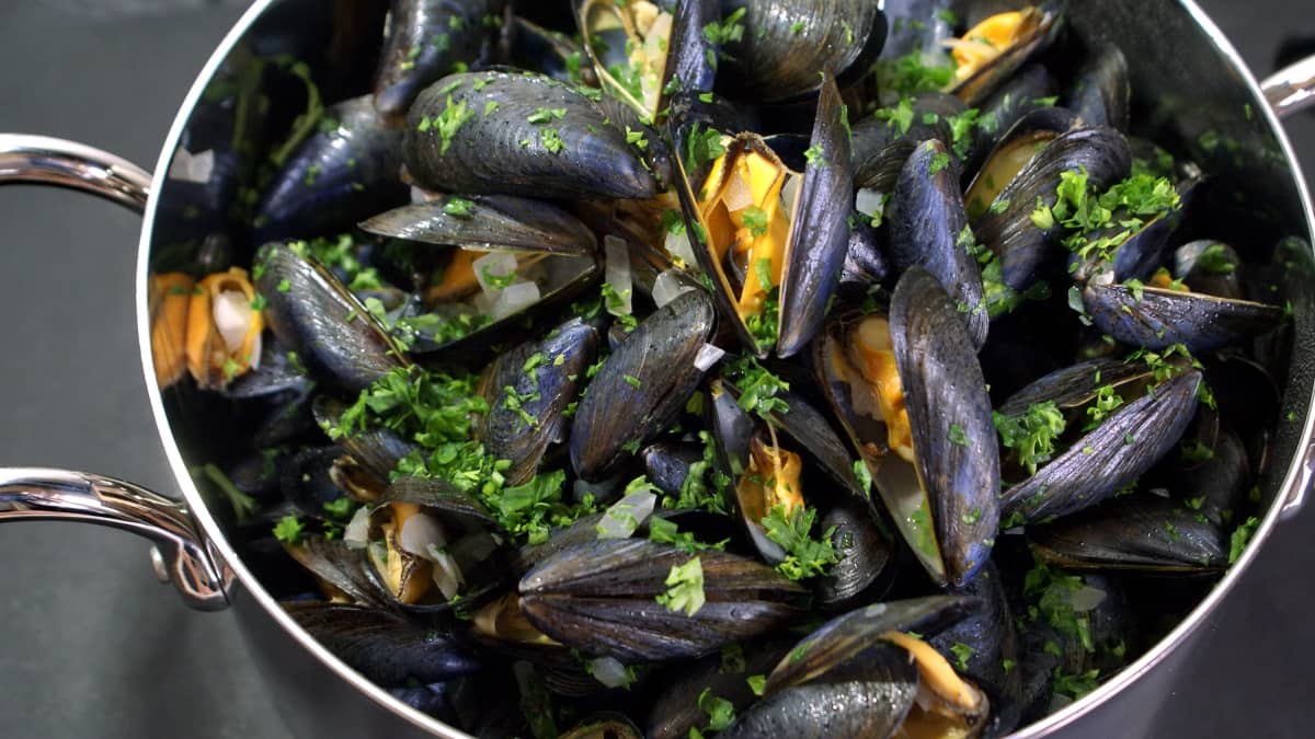 Moules marinière dans une cocotte inox