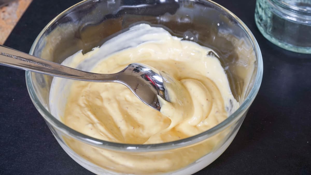 Bol de mayonnaise transparent sur fond noir