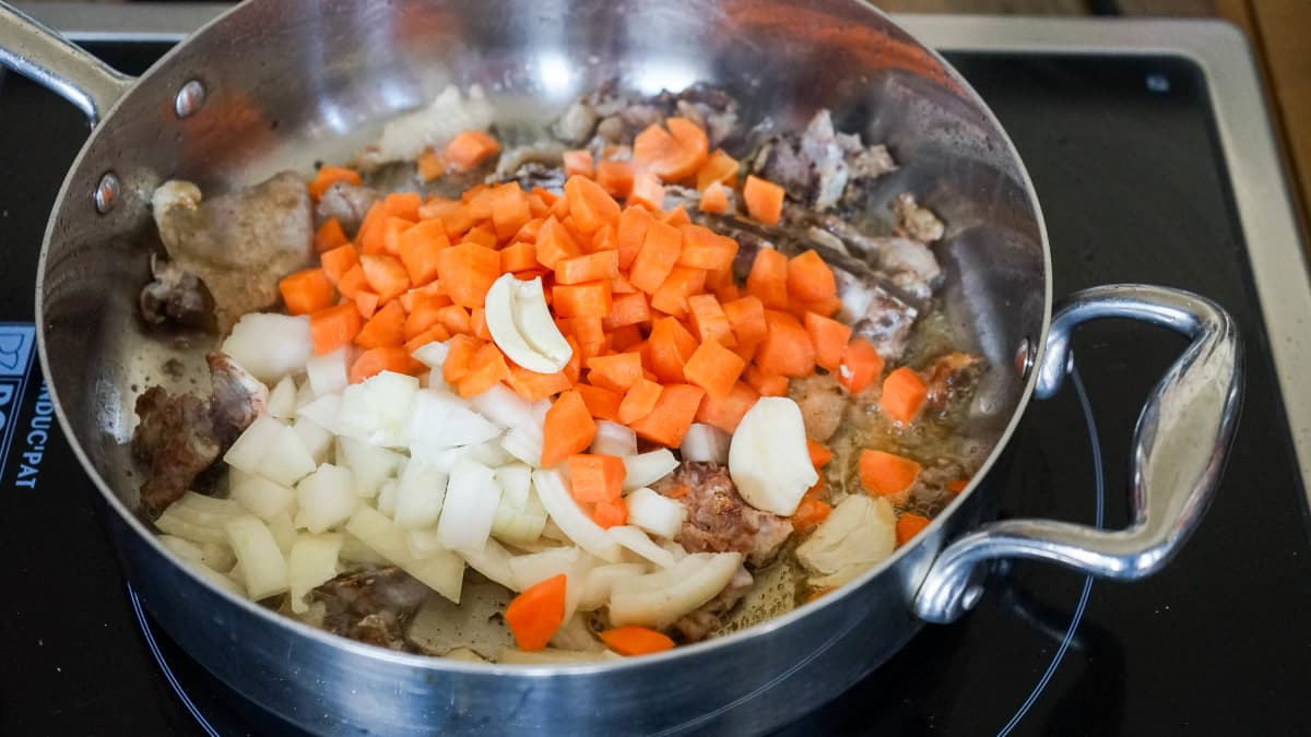 Sauteuse avec sucs de cuisson, carottes et oignons