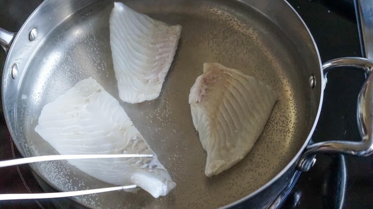 Filets de turbot en sauteuse dans l'eau
