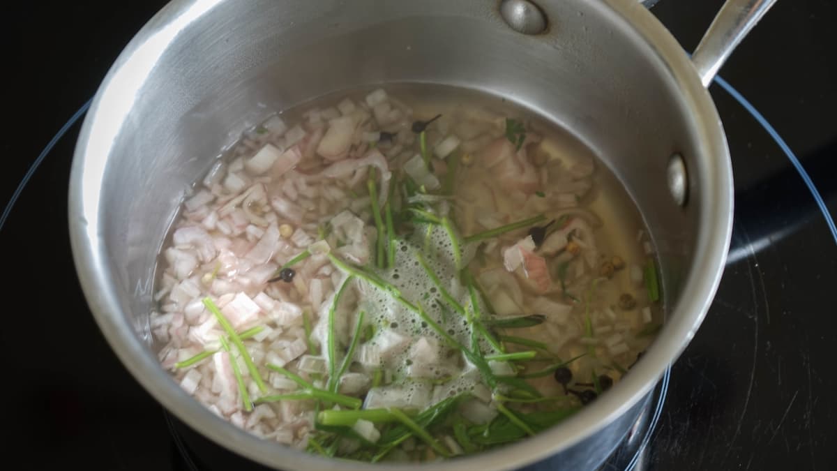 Réduction d'échalotes au vin blanc dans une casserole