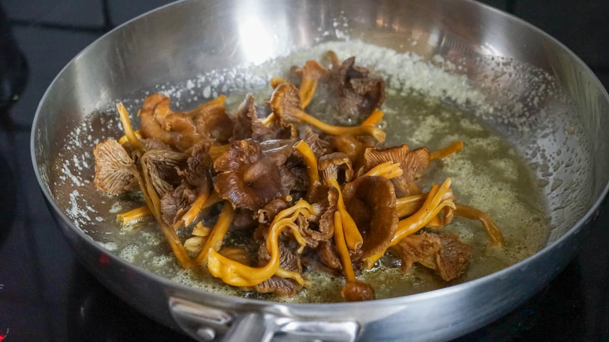 Champignons sautés en sauteuse inox