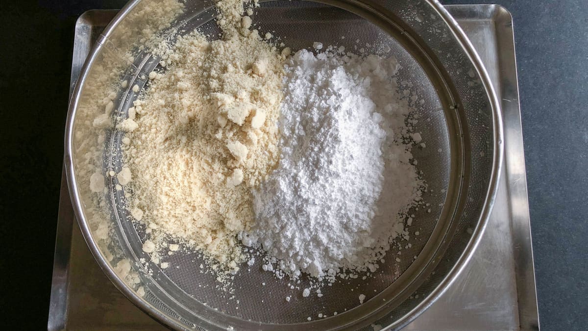 Sucre et poudre d'amandes dans un tamis