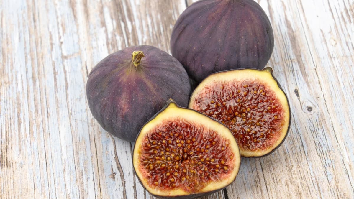 Figues fraîches sur fond bois cérusé