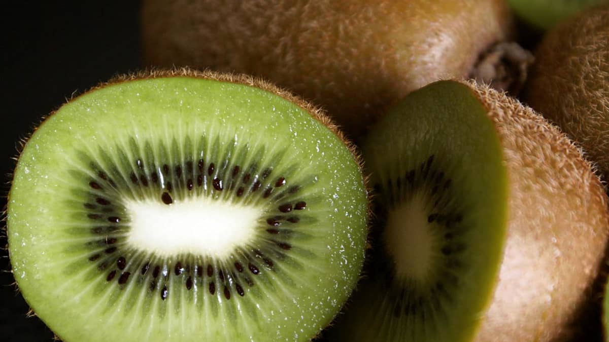 Gros plan sur un kiwi coupé