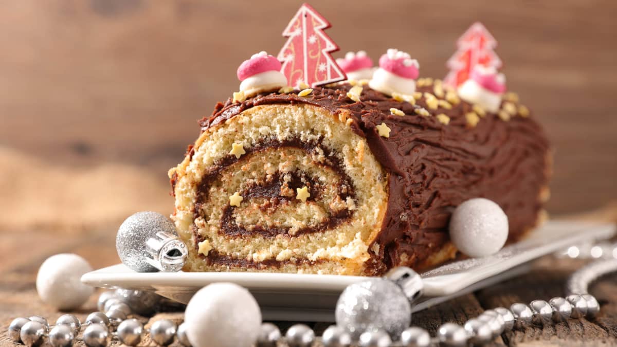 Bûche de Noël roulée au chocolat et décoration
