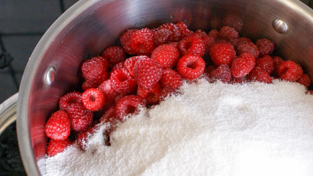 Framboises et sucre en cocotte inox
