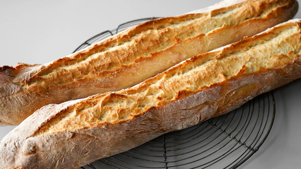 2 baguettes de pain sur une grille