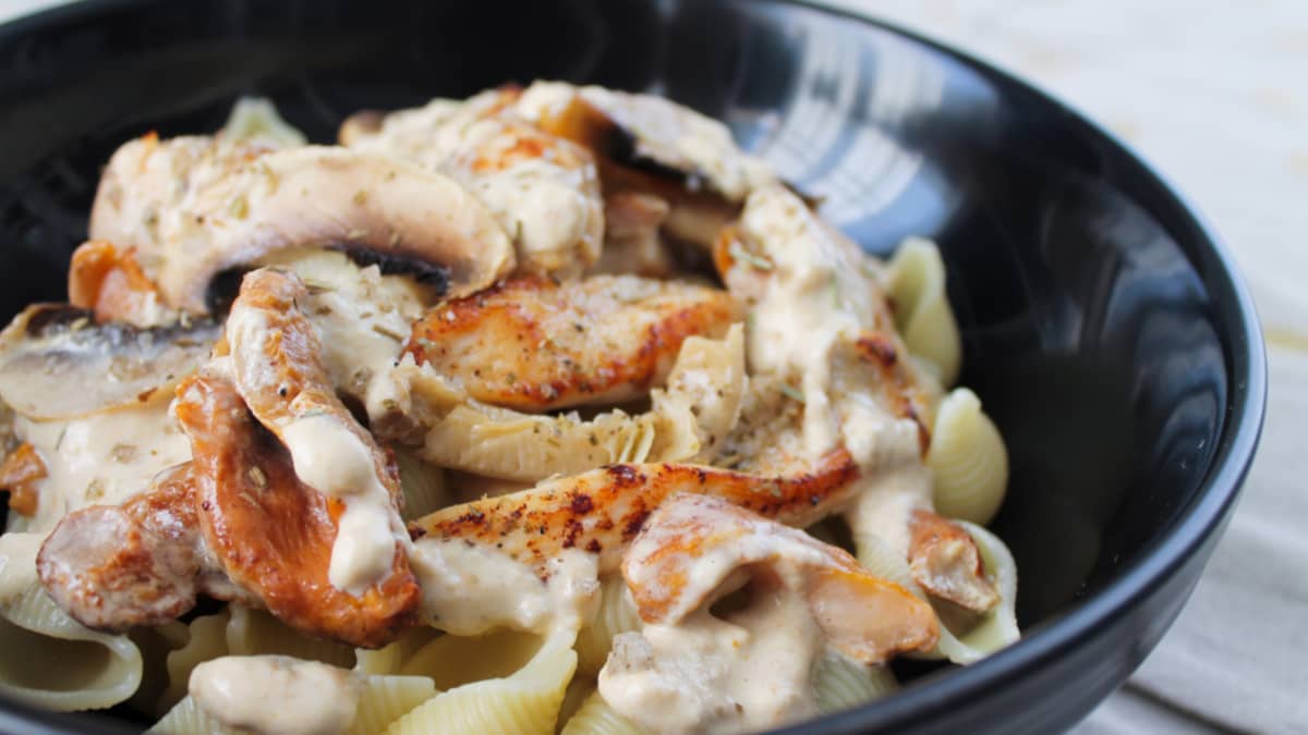 Poulet à la crème et aux champignons : une recette facile et rapide ...