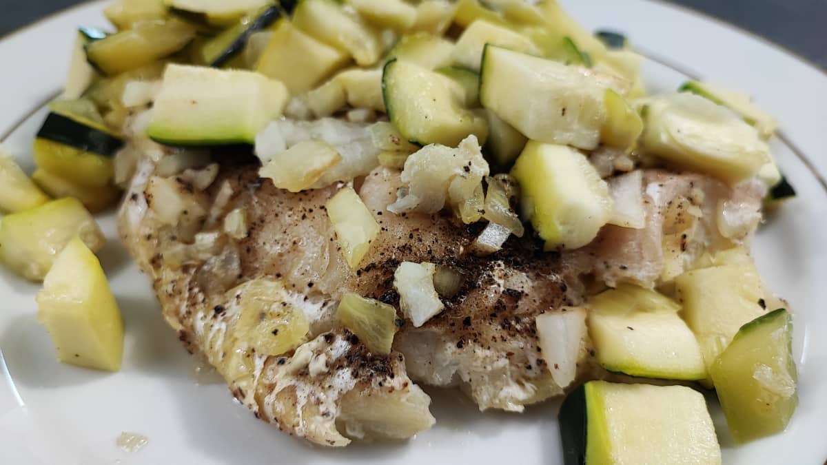 Poisson Mostelle en papillote et ses courgettes en cubes - Recette par ...