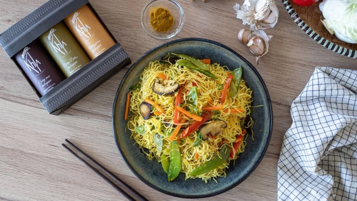 Nouilles de riz sautées au curry noir et aux légumes - Recette par Mama ...
