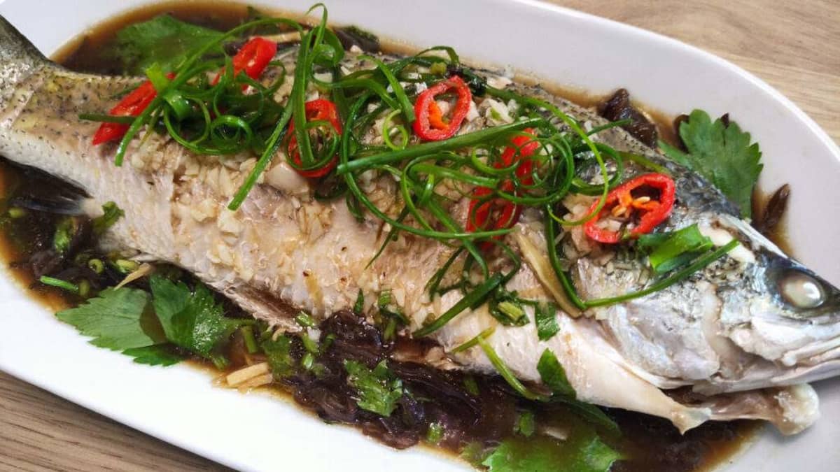 Poisson vapeur à la sauce soja, shitakés et au gingembre - Recette par ...