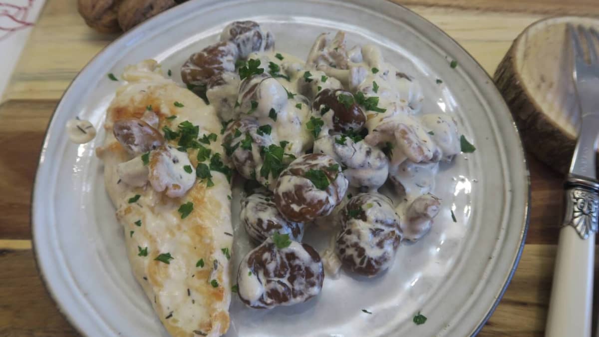 Blanc de poulet aux girolles et châtaignes - Recette par auxdelicesdemanue