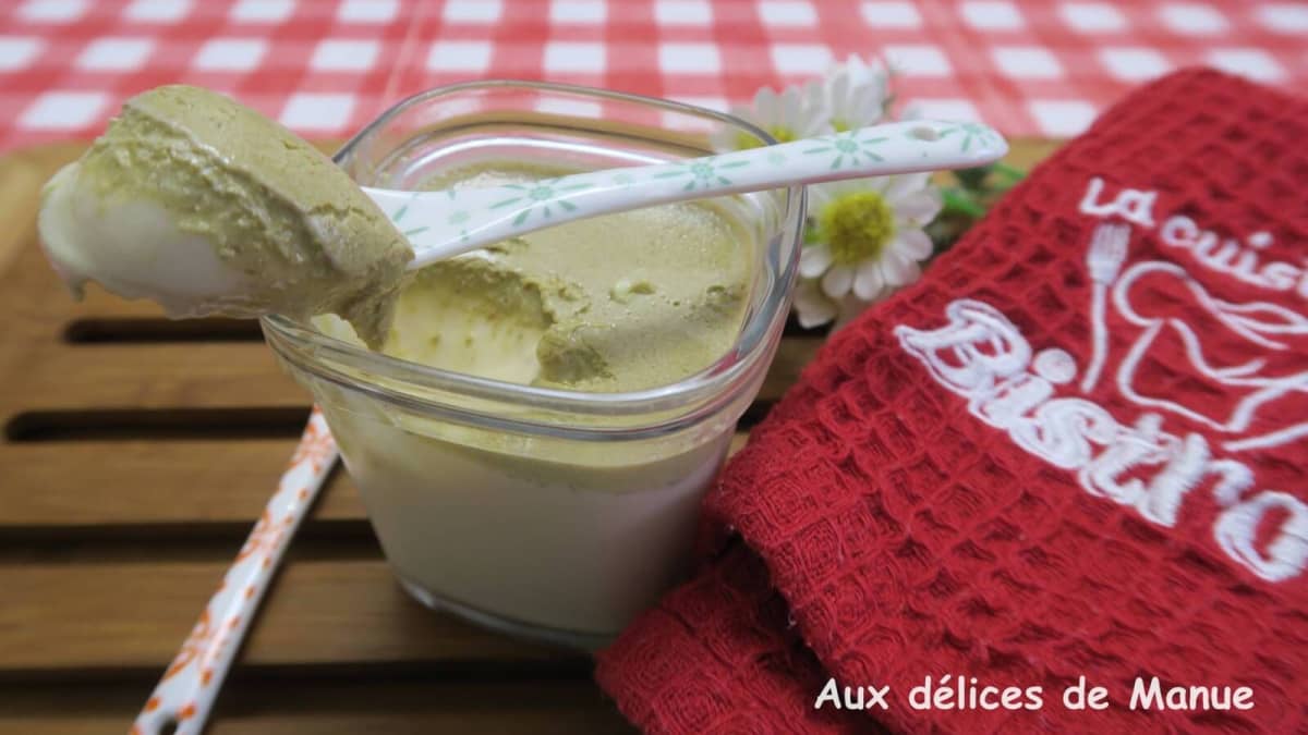Yaourts à la pistache aux raisins secs et au lait concentré - Recette ...