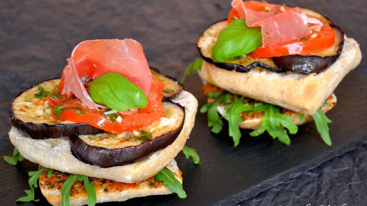 Bruschettas aubergine et tomate, pesto rouge et huile au basilic ...