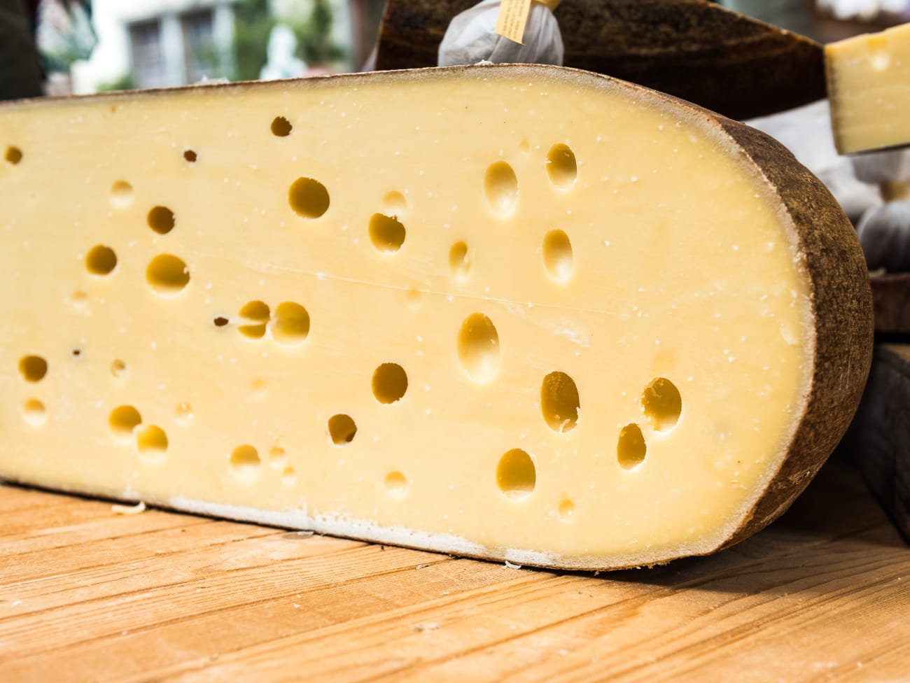 Pourquoi il y a-t-il des trous dans le gruyère ?