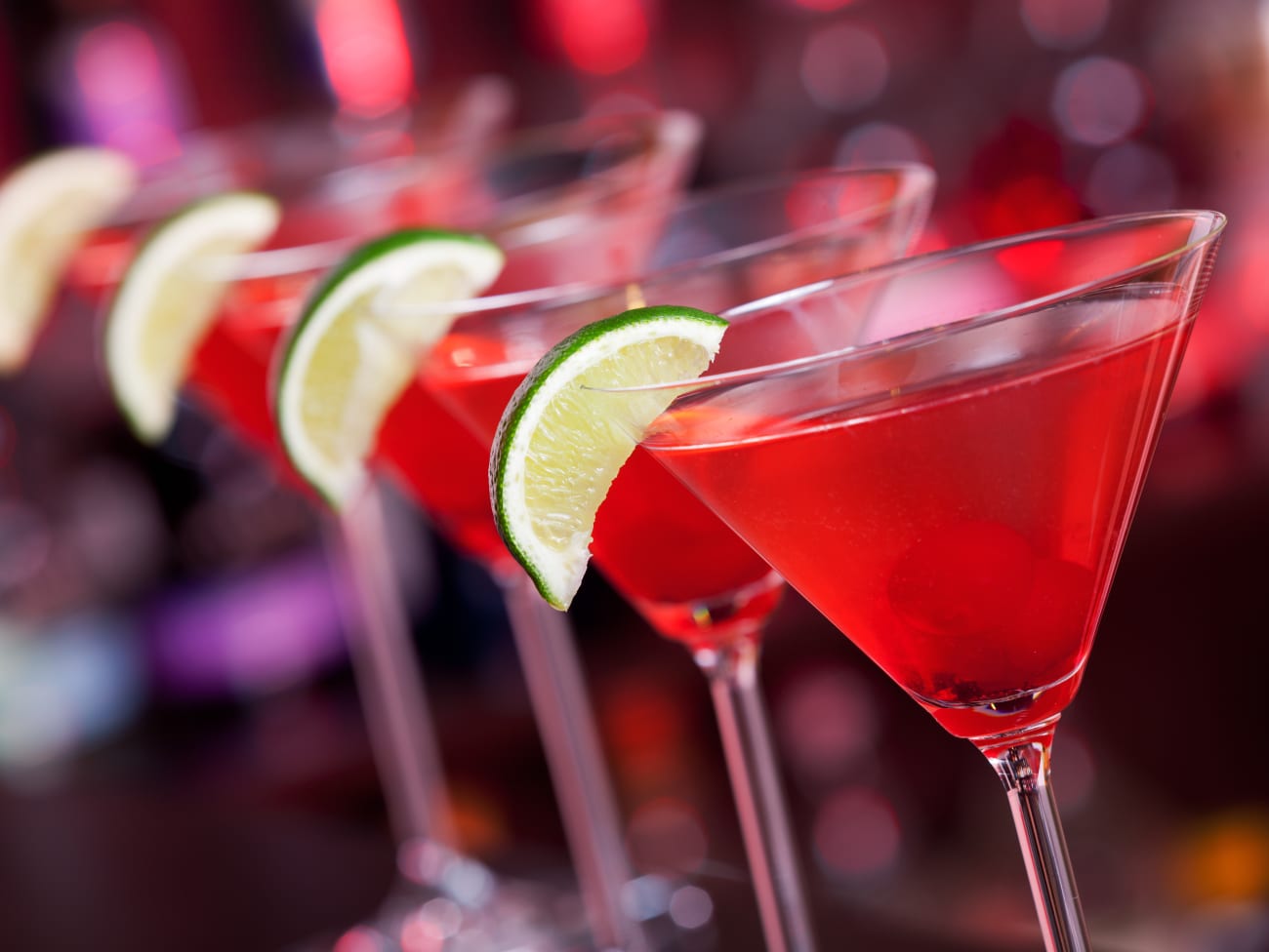 Alignement de verres de cocktails cosmopolitan sur un comptoir