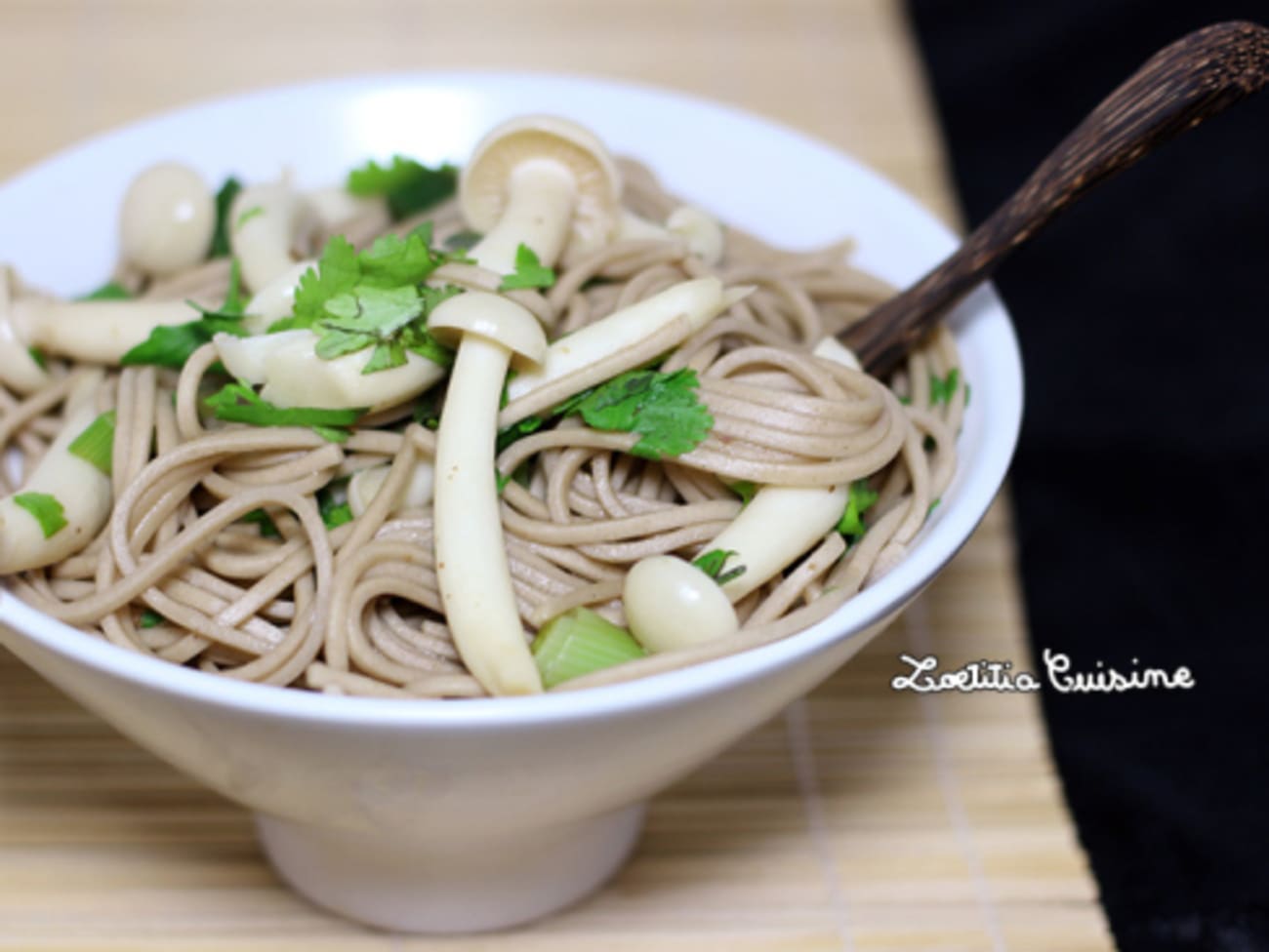 Recette de salade de nouilles soba aux champignons