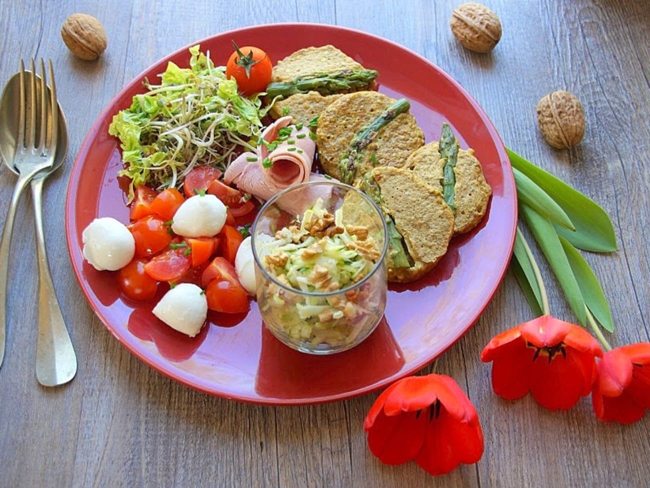 Repas minceur - Galette de sarrasin, tomates mozza, salade de courgette aux  noix - Recette par spicy