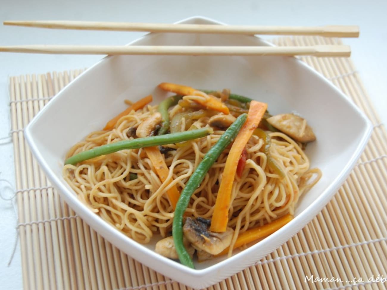 Nouilles chinoises accompagnées de nems aux légumes - La Vie Claire