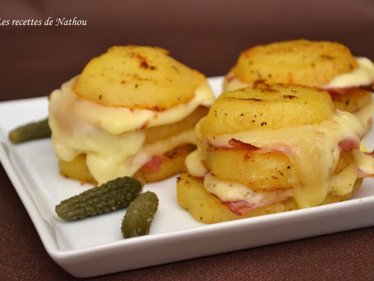 Recette - Pommes de terre au fromage à raclette et lard fumé en