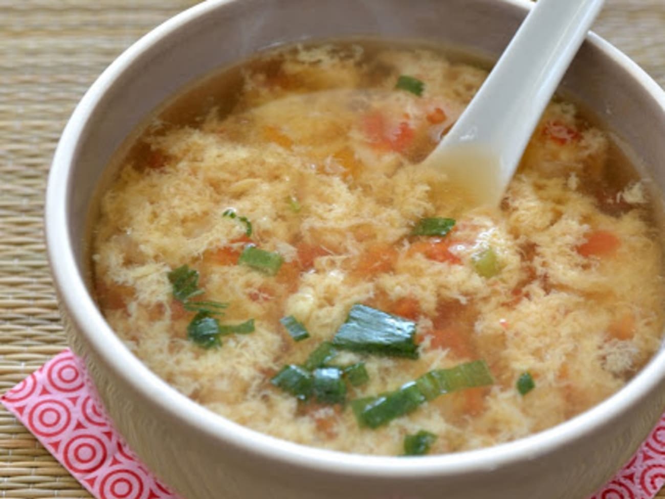 Soupe chinoise à la tomate et aux oeufs avec des cacahuétes au soja !