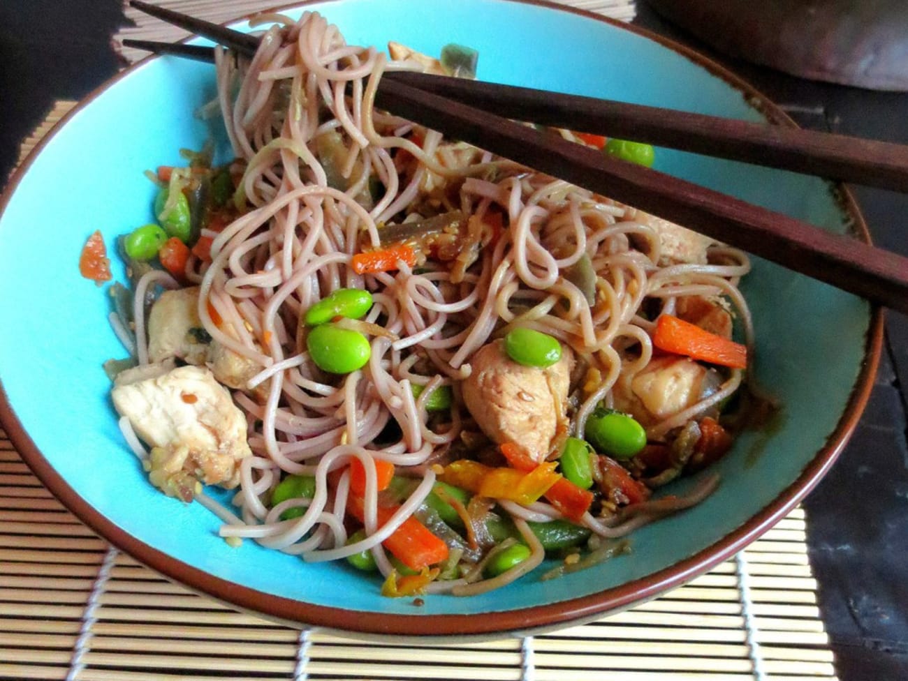 Nouilles Soba Poulet et Légumes au Wok - Recette par JE CUISINE DONC JE SUIS