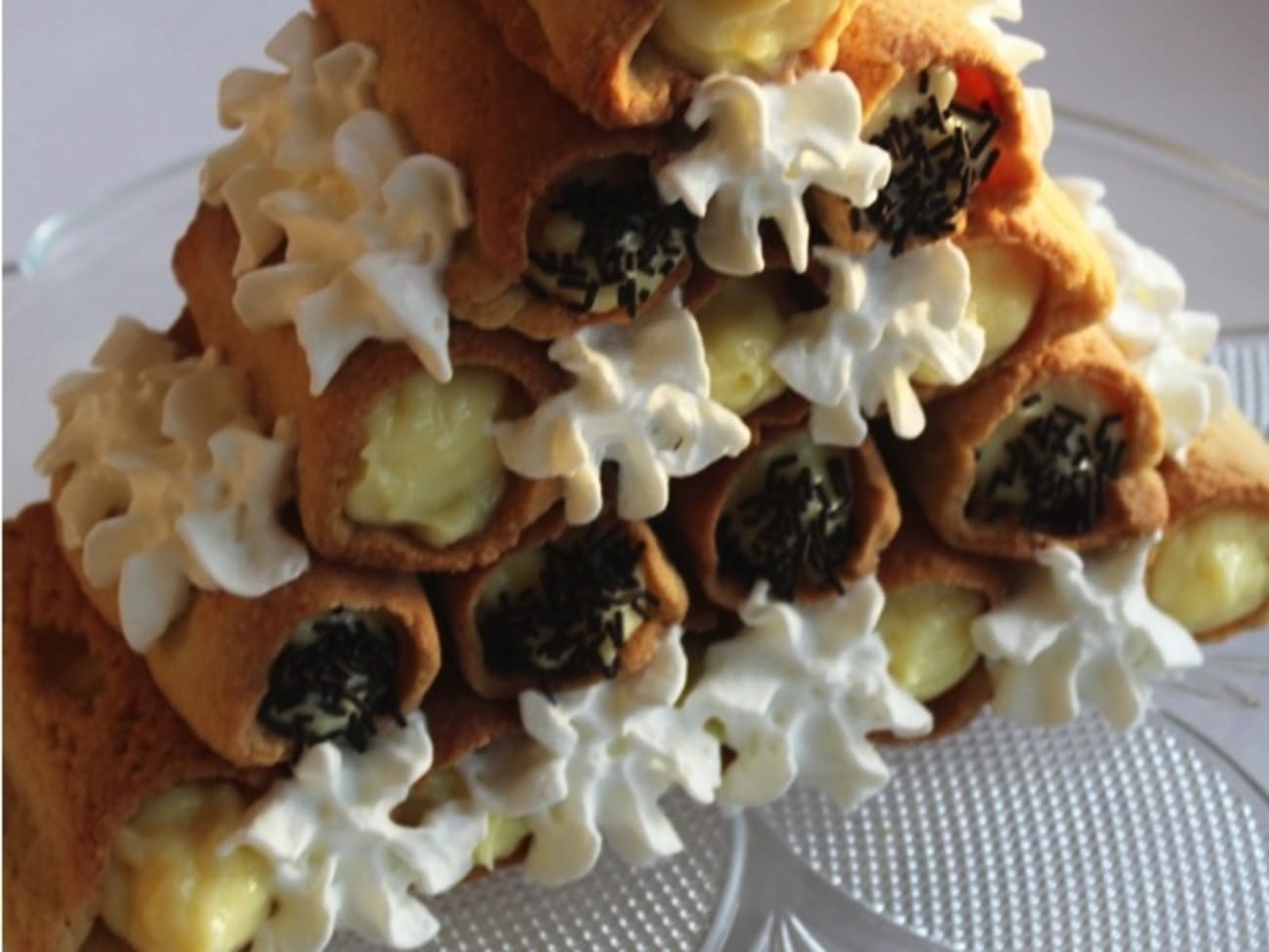 Cornets d'amour en feuilletage et garnis de crème Chantilly ou de crème  pâtissière - Recette par Chef Simon