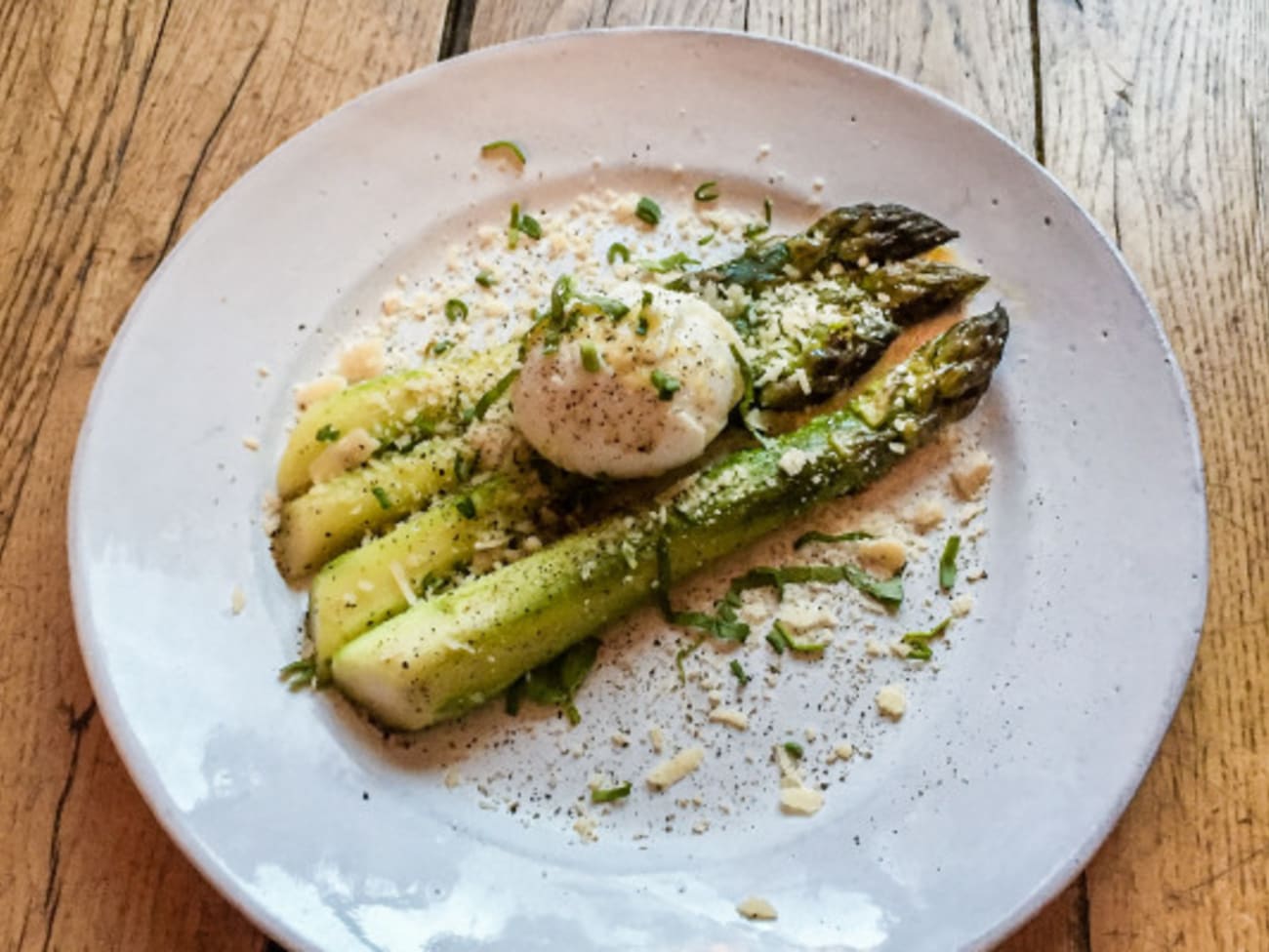 Œuf mollet pané à la brioche, asperges et lard fumé rapide