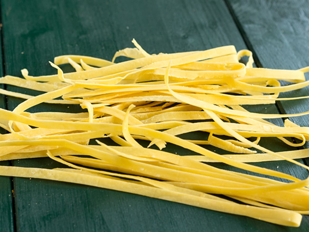 Bonne femme préparant un reçu fait main à la cuisine de la maison - local  Concept alimentaire avec préparation de pâtes italiennes faites maison -  chaud filtre de rétroéclairage lumineux Photo Stock - Alamy