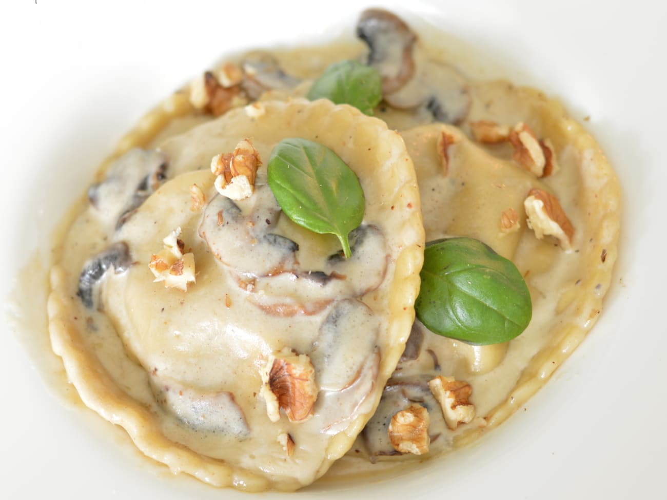 Raviolis au thym farcis au chèvre, épinards & champignons, sauce au beurre  nantais selon Mitche D.