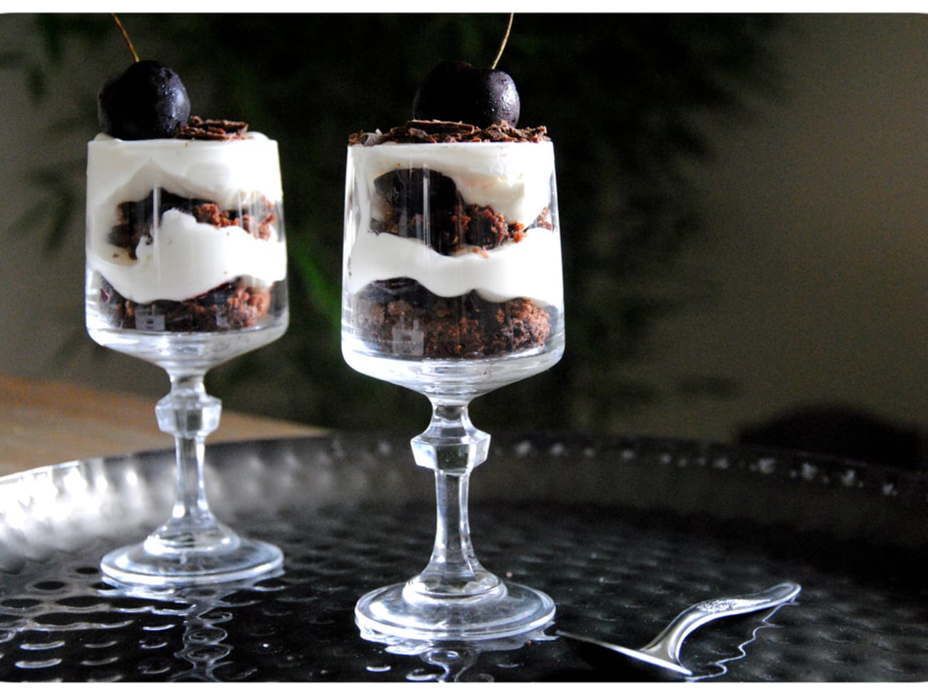 Forêt noire en verrines - Brownie au chocolat et crème chantilly mascarpone  - Recette par Crème de Sucre