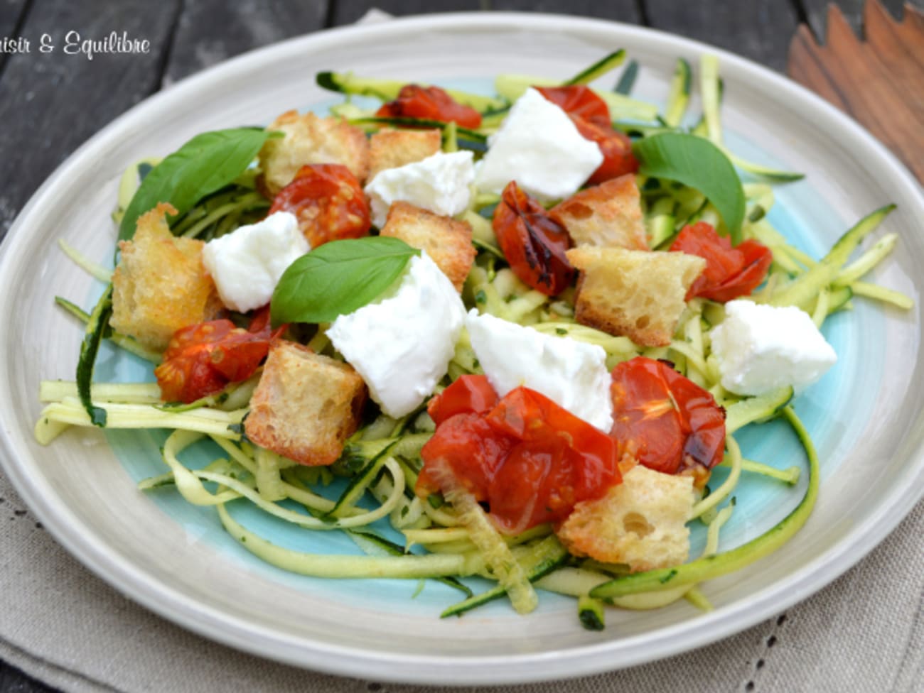 SPAGHETTI DE COURGETTE À LA FETA & TOMATES CERISES RÔTIES, OLIVES NOIRES ET  BASILIC - Vanille & Poivre Rose