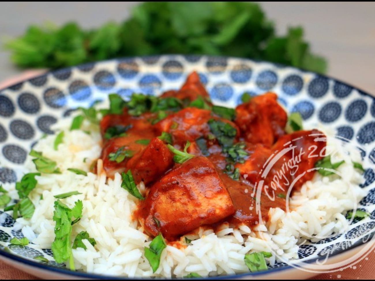 Curry rouge thaï avec poulet poché