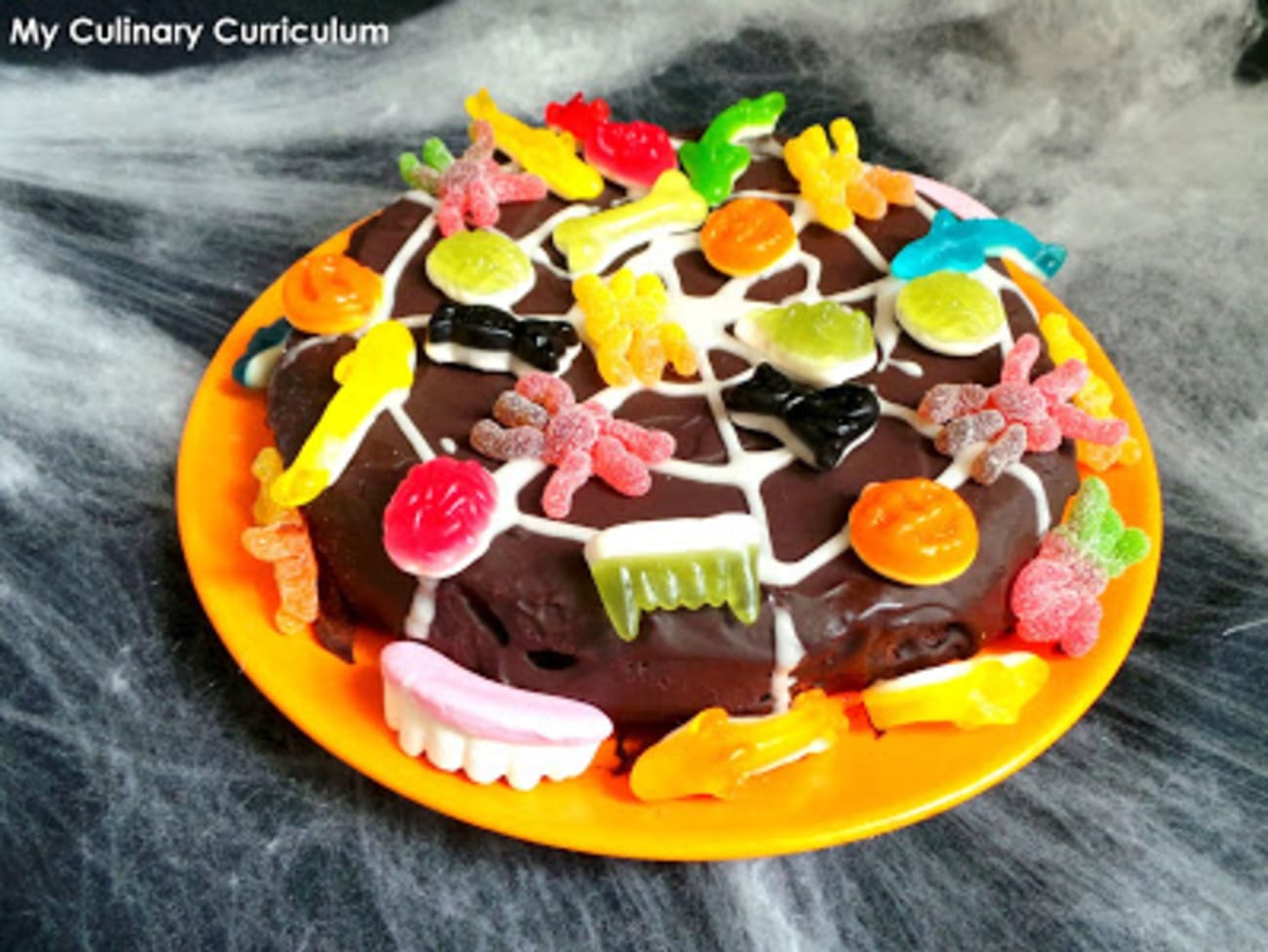 Gâteau au chocolat et aux bonbons toile d'araignée pour la fête d