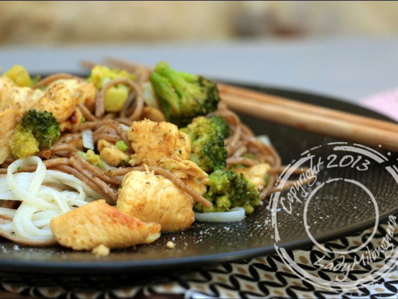 Nouilles soba avec haché de poulet, cacahuètes, brocolis et sauce  soja-piment