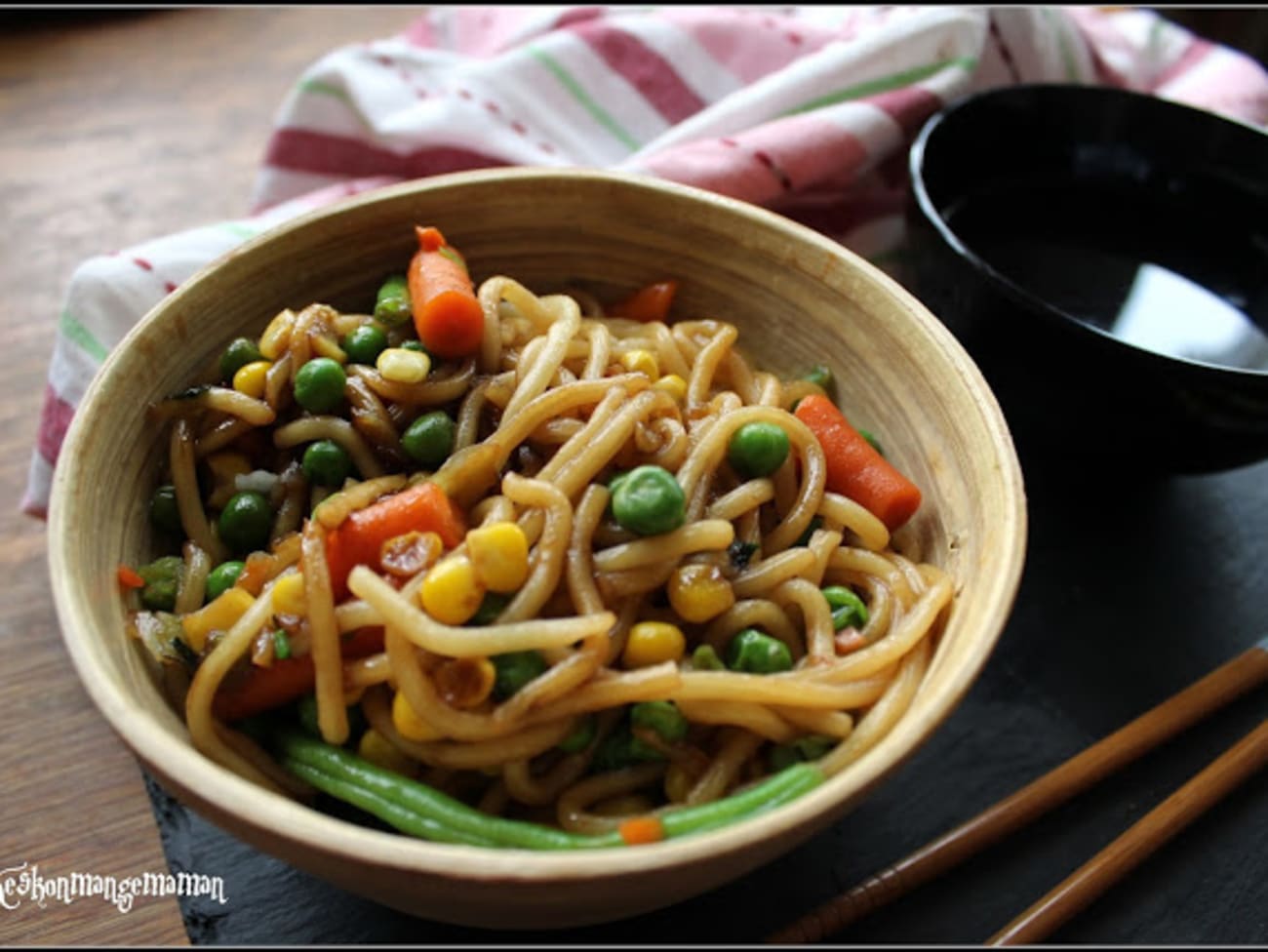 Nouilles udon sautées aux edamames et légumes - Amandine Cooking