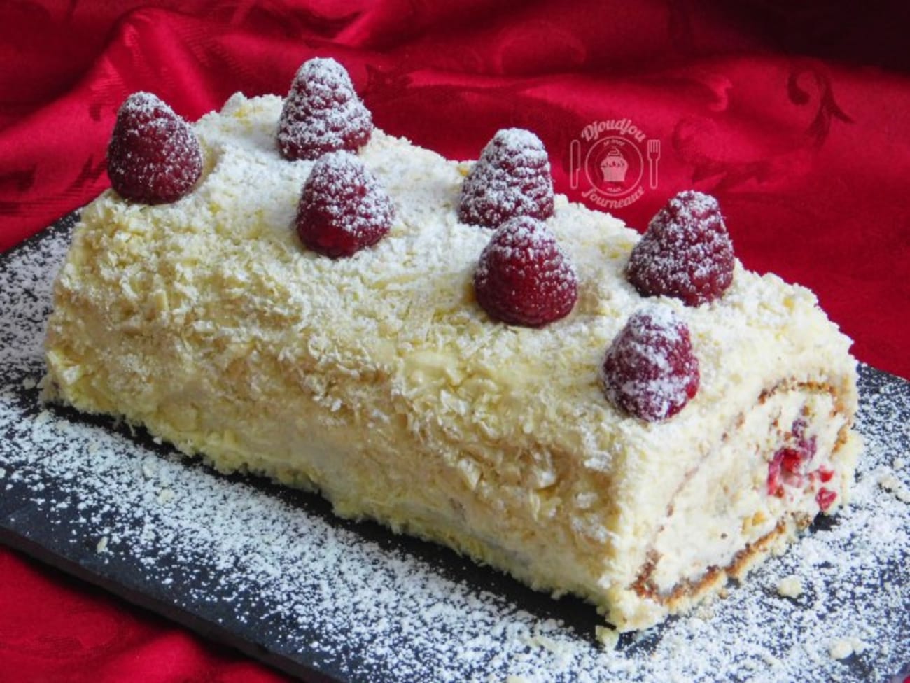 Bûche de noël framboises et chocolat blanc - Recette par Djoudjou