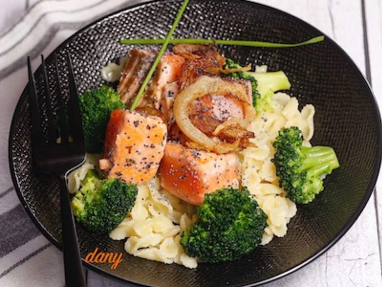 Pâtes au saumon mi cuit brocoli et oignons frits Recette par épicétout